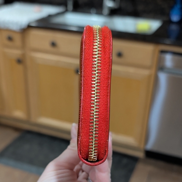 Fendi Vibrant Vintage Red Textured Wallet - Picture 4 of 16